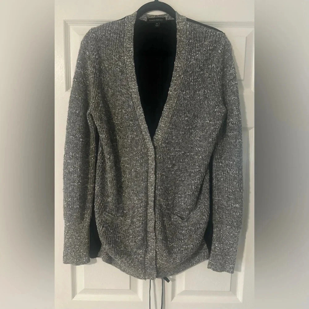 Women’s BANANA REPUBLIC Woven-Back V Neck Snap Cardigan Gray Black. Size M.